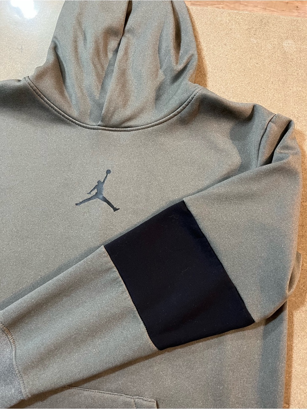 Boy’s Jordan Grey Pull Over Hoodie with Black Sleeve Panel size L 14/16 - notes